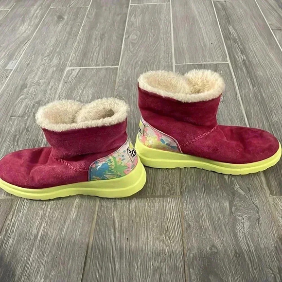 Ugg heart knotty paint splatter , mini boots - Picture 3 of 8